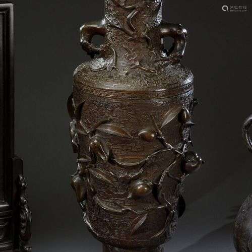 CHINE - Milieu du XIXe siècle Grand vase en bronze à décor d...