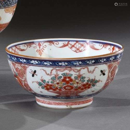 CHINE - Vers 1700 Bol en porcelaine gravé en très léger reli...