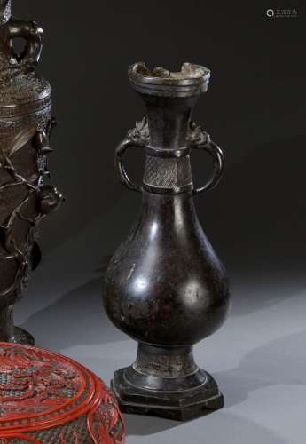 CHINE - Début du XIXe siècle Vase balustre en bronze patiné,...