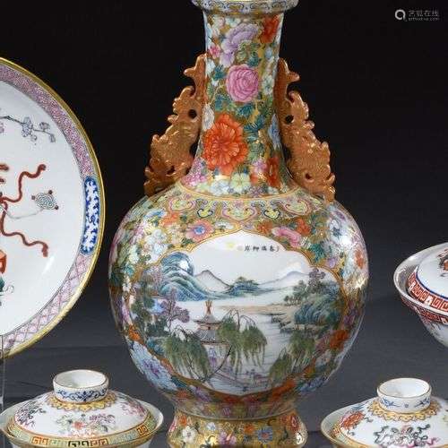 CHINE - Début du XXe siècle Grand vase balustre en porcelain...
