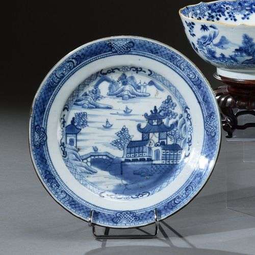 CHINE - XVIIIe siècle Assiette en porcelaine, à décor blanc ...