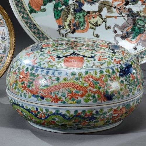 CHINE - XIXe siècle Boîte lenticulaire en porcelaine émaillé...