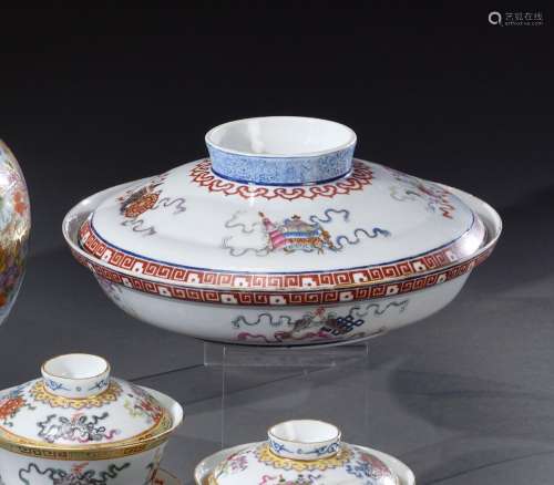 CHINE - Début du XXe siècle Assiette couverte en porcelaine,...