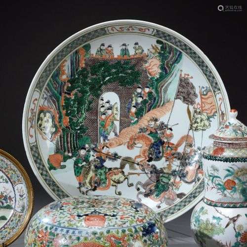 CHINE - Vers 1900 Grand plat famille verte en porcelaine, à ...