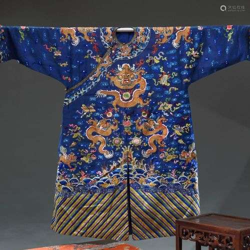 CHINE - Vers 1900 Robe de dignitaire, en gaze de soie bleue ...