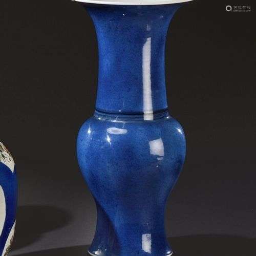 CHINE - XVIIIe siècle Vase de forme Yen-Yen en porcelaine bl...