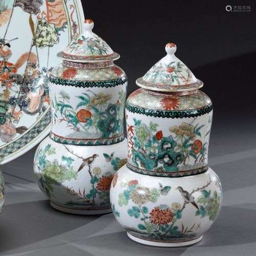 CHINE - Vers 1900 Paire de vases couverts en porcelaine à dé...