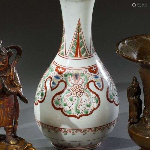 CHINE - Fin du XVIIe siècle Vase de forme oignon en porcelai...