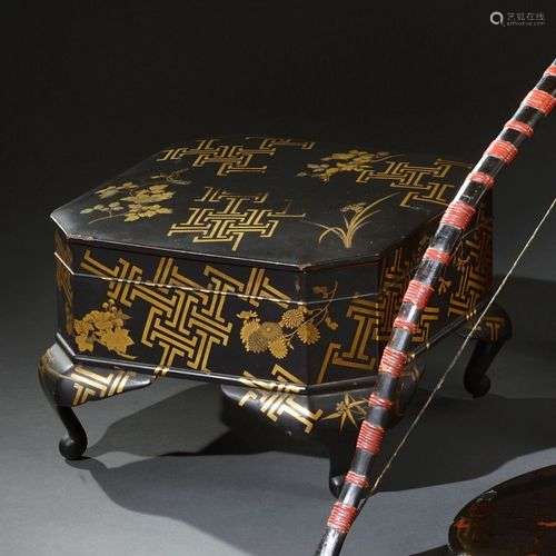 JAPON - Période EDO (1603-1868) Coffret sur piètement en boi...