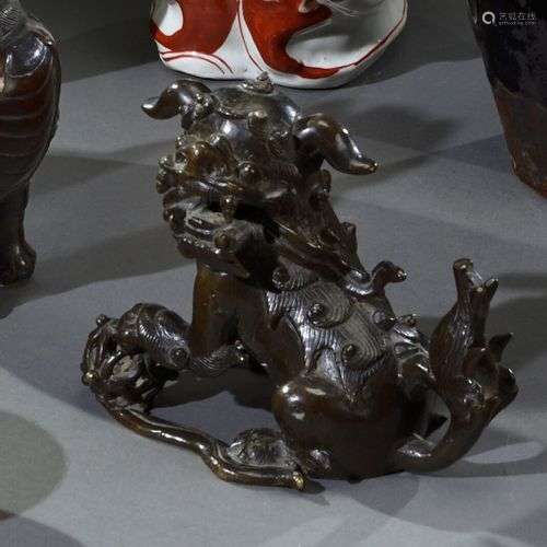 JAPON - Période EDO (1603-1868) Shishi en bronze à patine no...