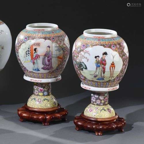 CHINE - Début du XXe siècle Paire de lanternes en porcelaine...