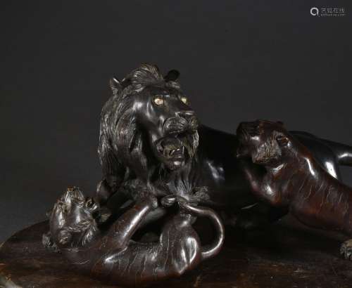 JAPON - Période MEIJI (1868-1912) Lion attaqué par deux tigr...