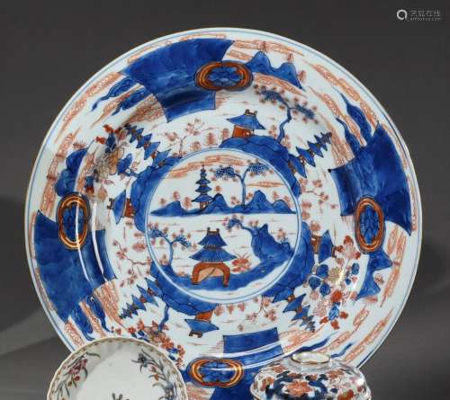 CHINE - Début du XVIIIe siècle Grand plat en porcelaine à dé...