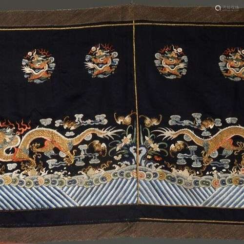 CHINE - Fin du XIXe siècle Grand tissu décoratif en soie ble...