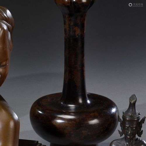 INDOCHINE/VIETNAM - XIXe siècle Vase en bronze à jolie patin...