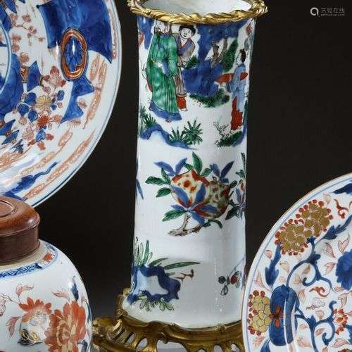 CHINE - XVIIIe Beau vase diabolo en porcelaine polychrome Fa...