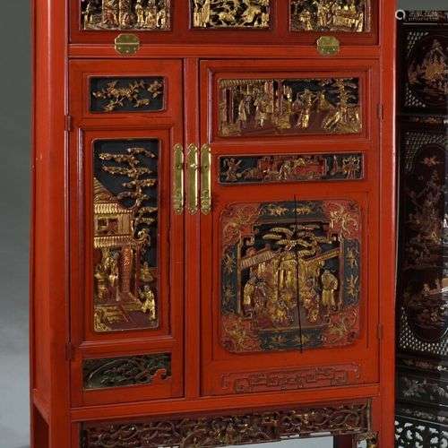 CHINE du Sud - Vers 1900 Cabinet en bois laqué rouge, ouvran...
