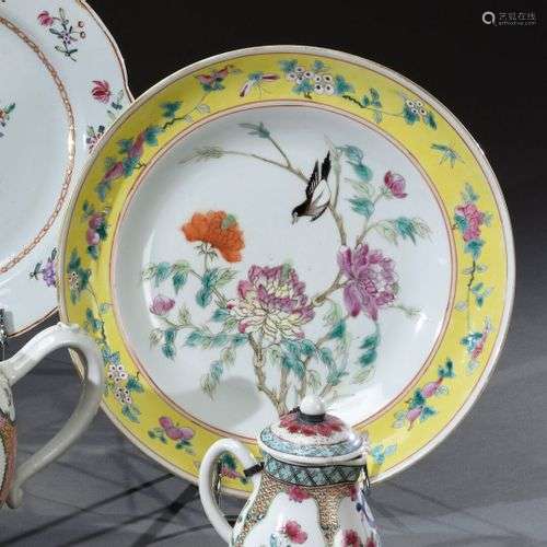 CHINE - Fin du XVIIIe siècle Assiette en porcelaine, à décor...