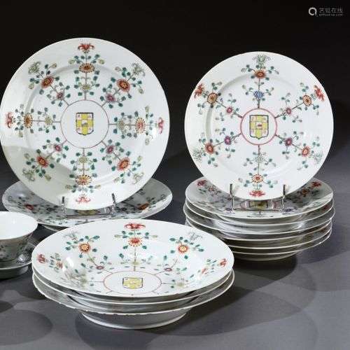 CHINE - XIXe siècle Suite d'assiettes en porcelaine à décor ...