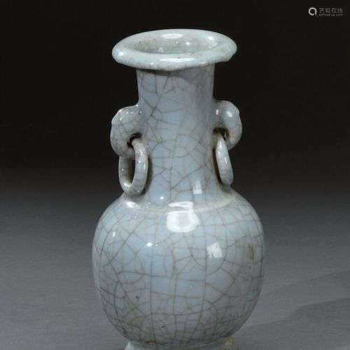 CHINE - Début du XIXe siècle Vase balustre à deux anses en p...
