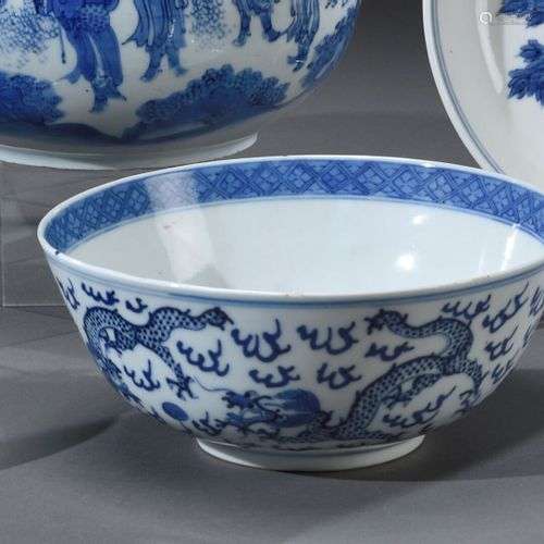 CHINE - Fin du XIXe siècle Coupe en porcelaine à décor blanc...