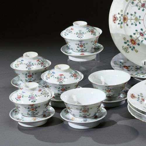 CHINE - Fin du XIXe siècle Ensemble en porcelaine composé de...