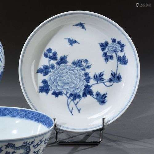 CHINE - Vers 1800 Assiette en porcelaine à décor blanc bleu ...