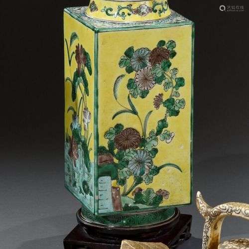 CHINE - XIXe siècle Vase de forme Cong en porcelaine, à déco...