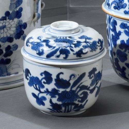 CHINE - Début du XIXe siècle Petit pot couvert en porcelaine...