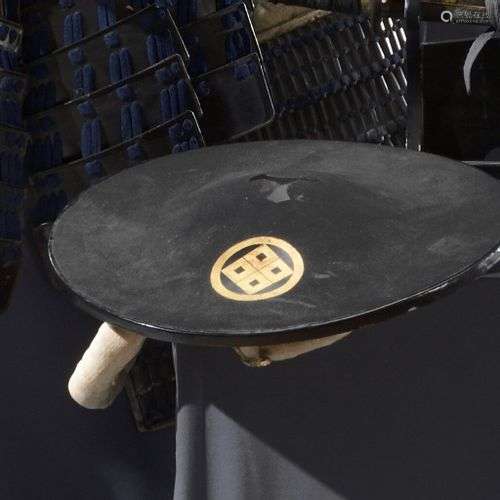 JAPON - Période EDO (1603-1868) Jingasa en carton bouilli à ...
