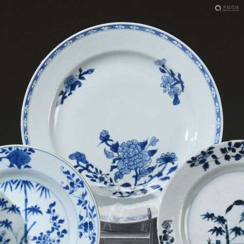 CHINE - Début du XVIIIe siècle Plat en porcelaine, à décor b...