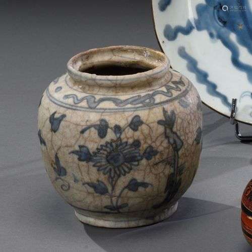 VIETNAM - Vers 1800 Petit vase en grès porcelaineux craquelé...