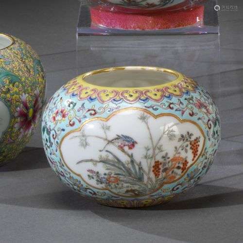 CHINE - Début du XXe siècle Petit vase boule en porcelaine, ...