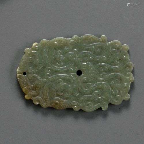 CHINE - XVIIIe siècle Amulette en jade vert à décor gravé de...