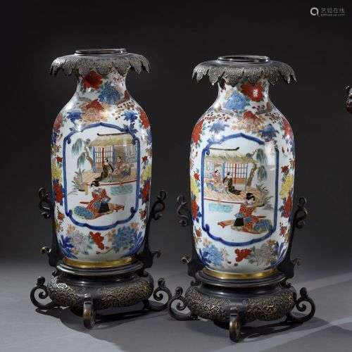 JAPON - Période MEIJI (1868-1912) Paire de vases en porcelai...