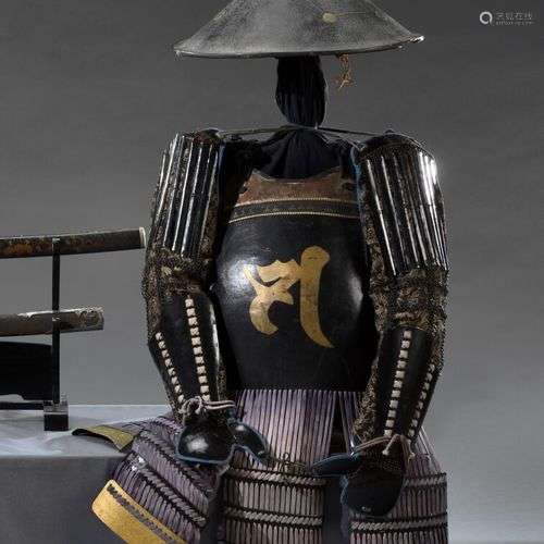 JAPON - Période EDO (1603-1868) O-Yoroi, en métal laqué noir...