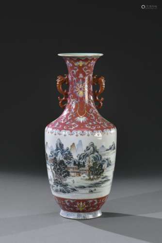 CHINE - Début du XIXe siècle Très beau vase en porcelaine, à...
