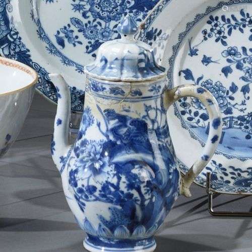 CHINE - XVIIe siècle Théière couverte en porcelaine, à décor...