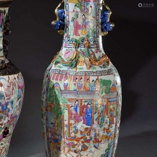 CHINE, Canton - XIXe siècle Grand vase balustre en porcelain...