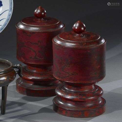 CHINE du Sud - XIXe siècle Paire de pots couverts sur piédou...