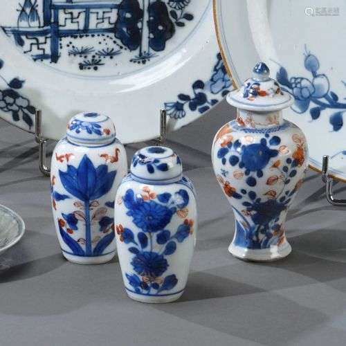 CHINE - XVIIIe siècle Lot de porcelaines miniatures, compren...