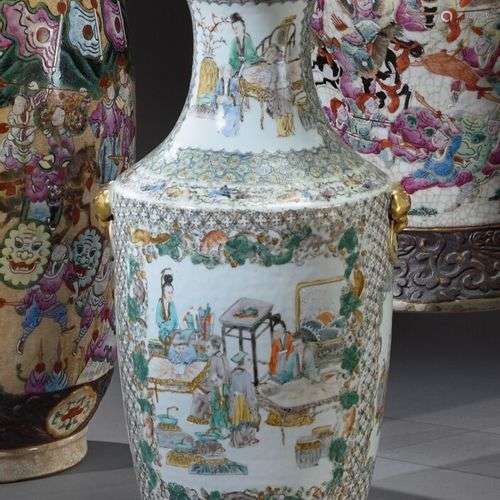 CHINE, Canton - XIXe siècle Vase en porcelaine, à décor à do...