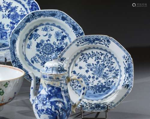 CHINE - XVIIIe siècle Deux assiettes octogonales en porcelai...