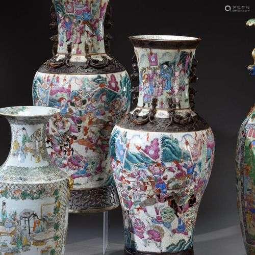 CHINE, Nankin - XIXe siècle Belle paire de vases balustre en...