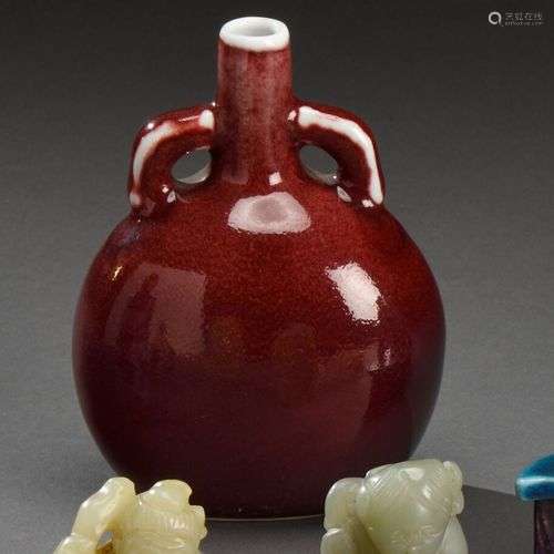 CHINE - XIXe siècle Petit vase gourde à deux anses, en porce...