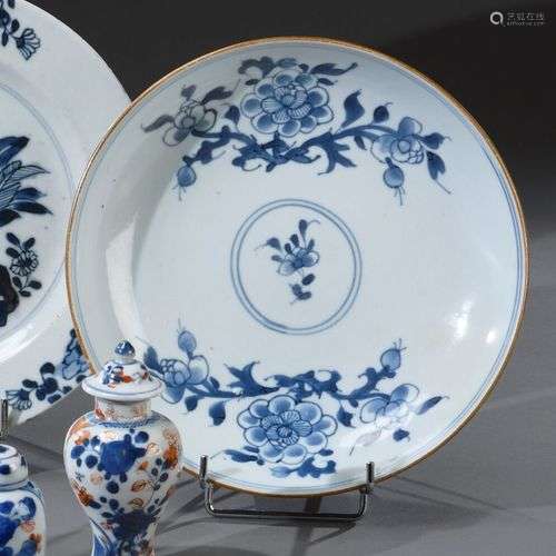 CHINE - Fin du XVIIIe siècle Plat creux en porcelaine, à déc...