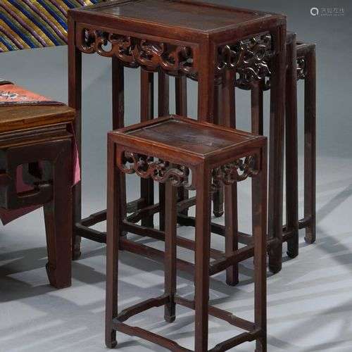 CHINE - XIXe siècle Suite de quatre tables gigogne en bois d...