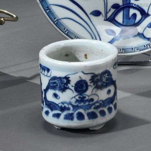 VIETNAM - XIXe siècle Pot à pinceaux en porcelaine à décor b...