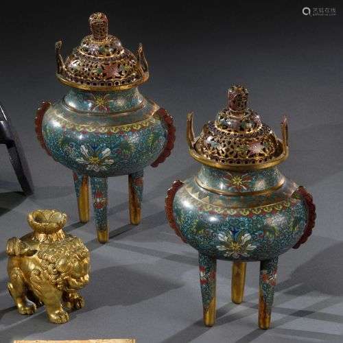 CHINE - XIXe siècle Paire de brûles-parfums tripodes en émau...