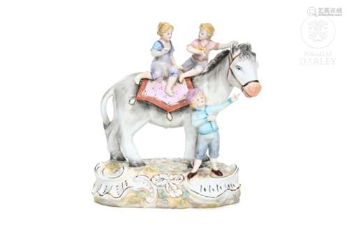 Figura de porcelana alemana “Tres niños jugando con un burro...